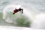 Rapaz surfando na praia do estaleirinho em Balneário Camboriú.