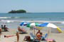 Crianças brincando na praia central de Balneário Camboriú e ao fundo a ilha das cabras.