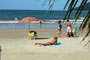 Garota tomando sol na praia central de Balneário Camboriú.