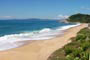 Praia do estaleiro em Balneário Camboriú, mar azul e águas límpidas e o diferencial deste lugar maravilhoso.