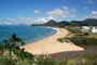 Vista da praia do estaleiro em Balneário Camboriú e um riozinho lindo encontrando com o mar.