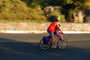 Pai e filha passeando de bicicleta pela rodovida interpraias em Balneário Camboriú.