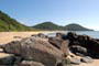 Pedra, mar e um morro lindo na praia do buraco em Balneário Camboriú - Santa Catarina.