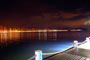 Vista noturna do molhe da barra sul em Balneário Camboriú.