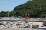 Pessoas correndo pelo molhe da barra sul em Balneário Camboriú.