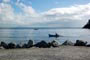 Pescador solitário ao lado do molhe da barra sul em Balneário Camboriú.