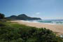 Praia presercada e mar lindo da praia do estaleirinho em Balneário Camboriú.