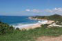 Vista da praia do pinho em balneári camboriú e ao fundo o mar azul e um morro espetacular.