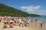 Famílias aproveitando o sol forte da praia de laranjeiras em Santa Catarina no verão.