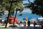 Pessoas passeando no calçadão da praia de laranjeiras em balneário camboriú.