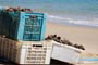Chegando a carga de marisco para os restaurantes que ficam a beira mar na praia de laranjeiras em Balneário Camboriú.