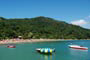 Praia de laranjeiras em balneário camboriú, ótima para esportes náuticos.