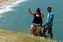 Menina comemorando o seu vôo no morro do careca em balneário camboriú.