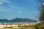 Praia de Mariscal lotada de turistas.