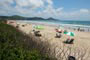 Pessoas descansando na maravilhosa Praia de Mariscal em Bombinhas.