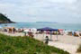 Famílias descansando e adimirando as belezas da Praia de 4 ilhas e Bombinhas.