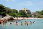 Praia da Lagoinha em Bombinhas, pessoas mergulhando de Snorkel.