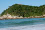 Areias branquinhas, onda se formando e um morro maravilhoso ao fundo na Praia da Tainha em Bombinhas.