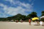 Famílias descansando na Praia do Canto Grande - Bombinhas