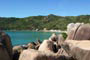 Vista entre pedras da Praia da Conceição em Bombinhas.