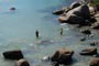 Dois pescadores em busca de um peixe na Praia da Conceição em Bombinhas.