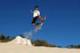 Rapaz pulando de uma rampa nas dunas da joaquina em floripa - santa catarina