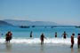 famílias se divertindo no mar azul da praia da armacao florianopolis sc brasil