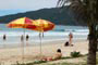 Ingleses, Garota tomando sol e ao fundo uma senhora a beira mar