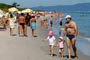 pai, fazendo caminha com seus filhos na praia da daniela floripa santa catarina brasil