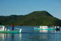 barcos que fazem a travessia até o canto da lagoa, floripa