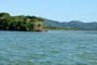 costa da lagoa, águas transparentes e ao fundo um morro lindo