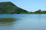 uma senhora sozinha dentro das águas da costa da lagoa