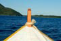 frente do barco e ao fundo vista costa da lagoa de florianópolis sc