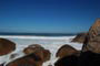 pedras no canto direito da praia dos naufragados em santa catarina