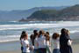 praia de naufragados, crianças aprendendo como preservar a natureza em santa catarina