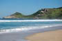 Praia Mole, Florianópolis, Mar Azul, um morro maravilhoso e a galera pegando onda neste paraíso catarinense
