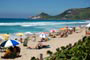 Mole, Floripa, restinga, areia branquinha, mar azul e as pessoas curtindo um sol nas areias da praia mole