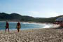 Praia Mole, pessoas fazendo caminha e vista da orla total deste paraíso do litoral sc