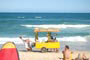 Praia Mole, pessoas puxando nas areias da mole, carrinho de açaí com granola e salada de frutas 