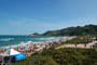 Restinga, volei, praia lotada e mar azul da praia mole no litoral catarinense