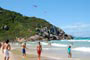 Praia brava, floripa, galera jogando frescobol, outras mergulhando