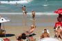 Tomando sol na praia brava de florianopolis