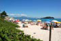 Praia de Canasvieiras, muita gente relaxando a beira mar 