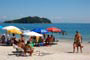Canasvieiras, pessoas descansando em baixo do guarda sol e aproveitando as belezas das praias catarinense