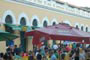 mercado público de floripa lotado de gente tomando uma cerveja