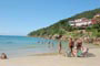 Crianças brincando com areia da praia da lagoinha de Floripa.