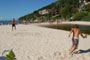 garotos jogando frescobol na praia da lagoinha sc