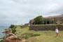 Fortaleza de anhatomirim turista passeando