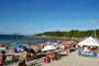 Praia da barra da lagoa em florianópolis, lotada de turístas no verão catarinense