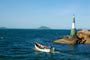 Canal da barra da lagoa, florianópolis , sc, pescador saindo do canal para ir pescar nos mares catarinense